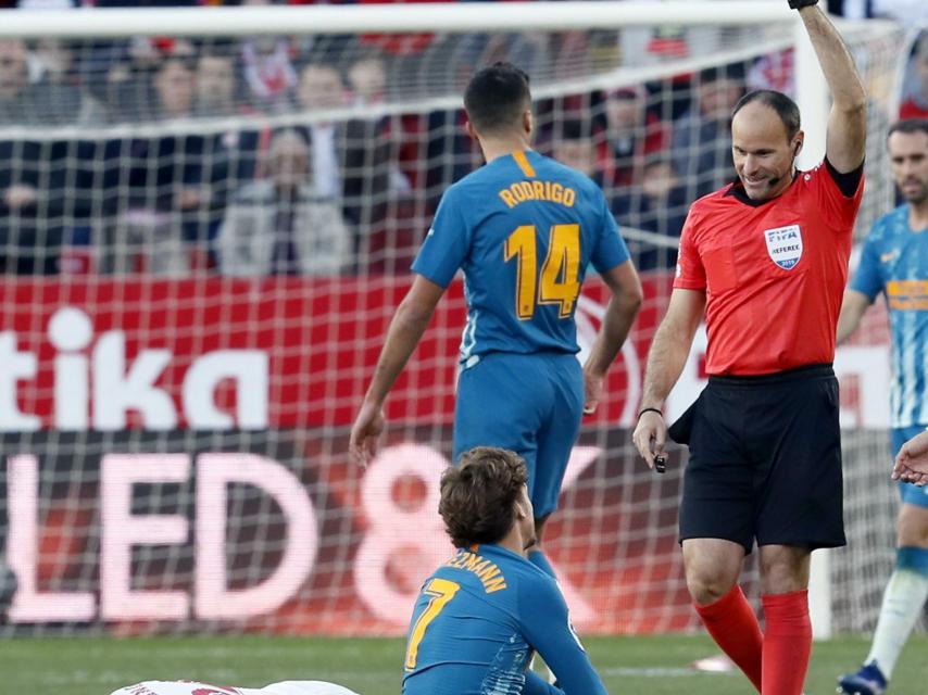 Mateu Lahoz muestra tarjeta amarilla a Griezmann