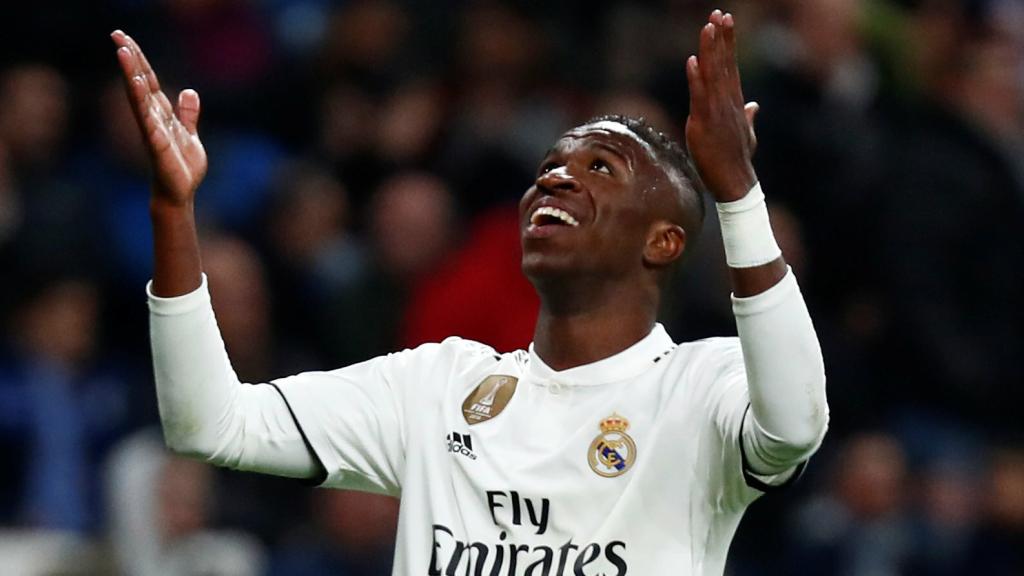 Vinicius se lamenta tras un claro penalti no señalado