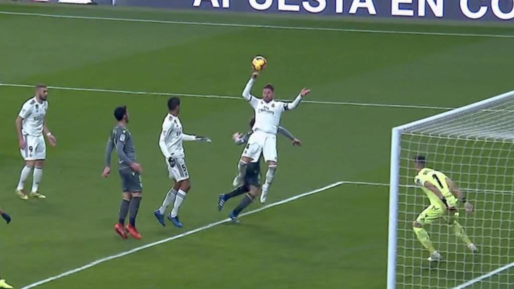 Penalti no pitado sobre Sergio Ramos