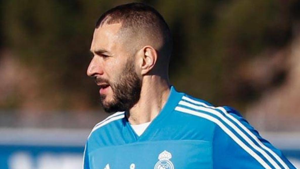 Benzema y Modric calientan en Valdebebas