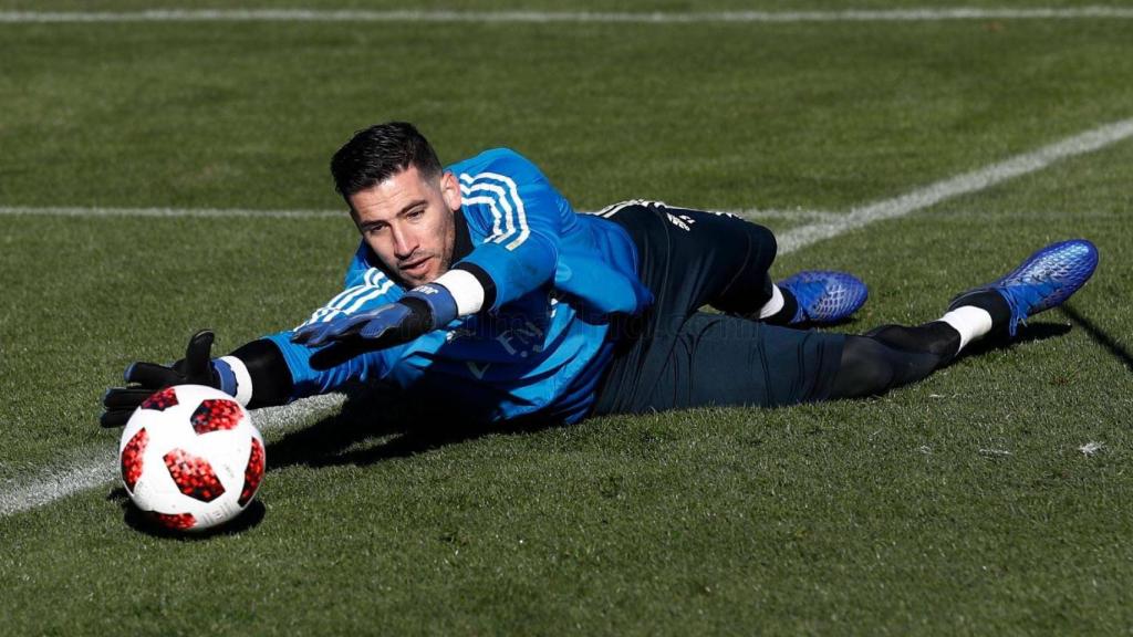 Kiko Casilla atrapa la pelota