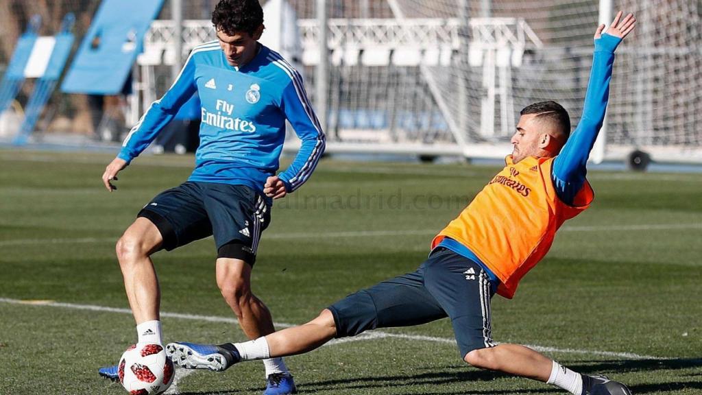 Ceballos intenta robarle el balón a Vallejo