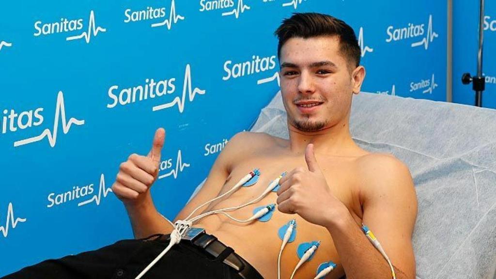 Brahim Díaz pasando el reconocimiento médico