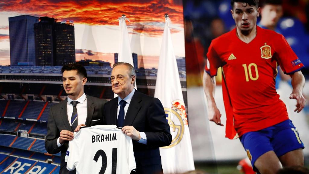 Brahim Díaz y Florentino Pérez, con la nueva camiseta del futbolista malagueño