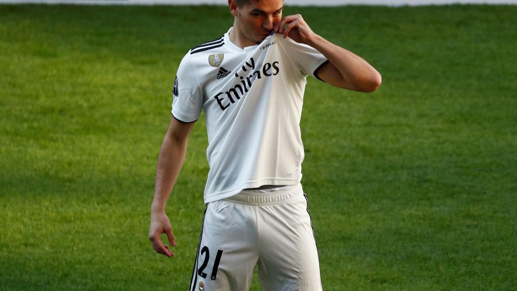 Brahim Díaz se besa el escudo de la camiseta del Real Madrid