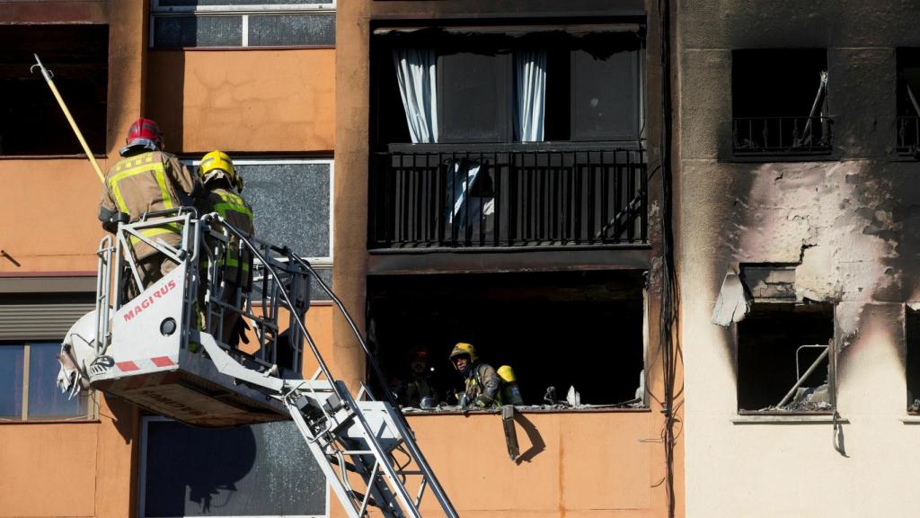 Los bomberos, durante el incendio del pasado domingo.