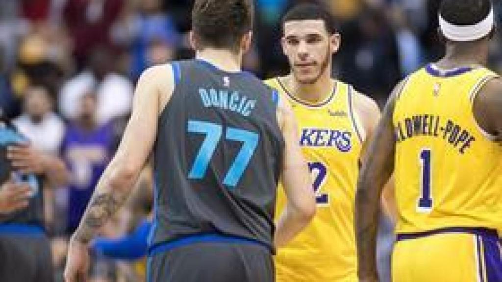 Lonzo Ball saluda a Luka Doncic antes del partido