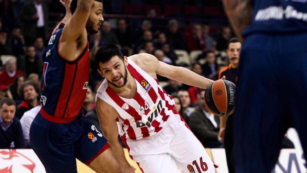 Luca Vildoza, en acción contra Kostas Papanikolaou en el Olympiacos - Kirolbet Baskonia