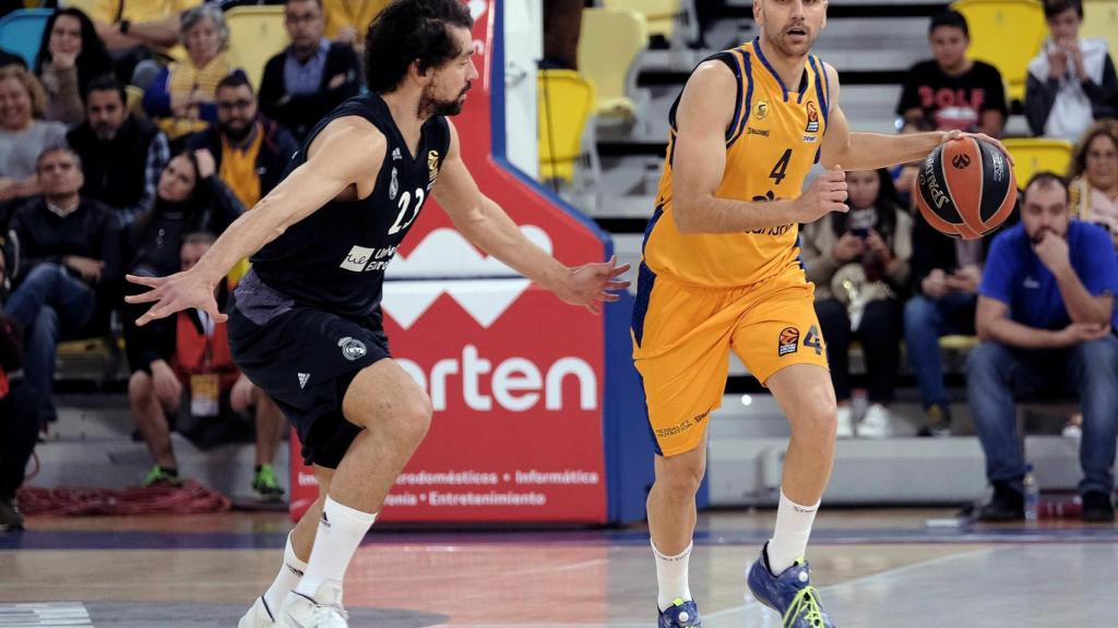 Albert Oliver protege el balón ante Llull