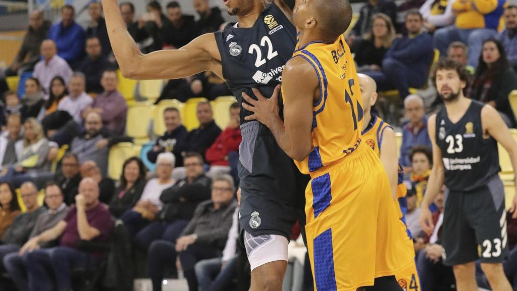 Tavares protege la bola ante su defensor