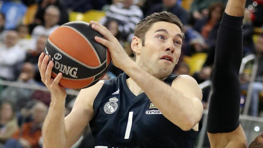 Causeur protege el balón en una entrada a canasta