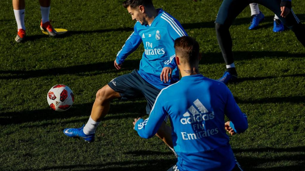 Brahim Díaz y el capitán Sergio Ramos disputan un balón.