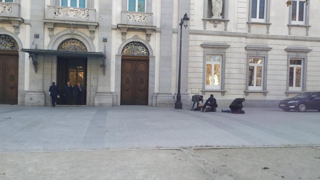 Detenido un grupo de 'indepes' tras intentar pintar la fachada del Tribunal Supremo