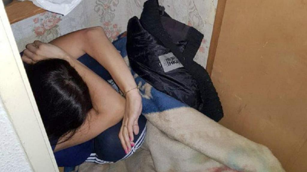 La víctima, en el momento en que fue encontrada por los agentes que acudieron a la vivienda.