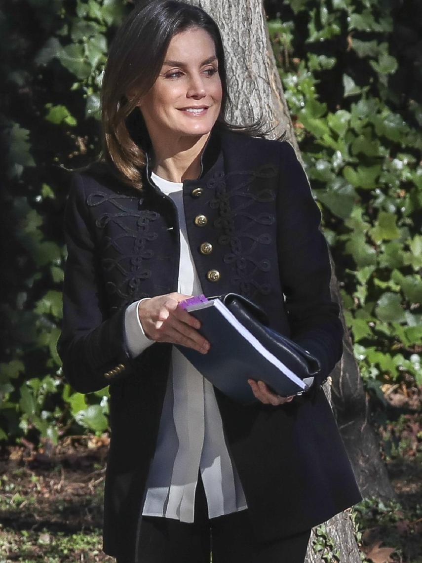 La reina Letizia con pendientes de la firma española Gold & Roses.