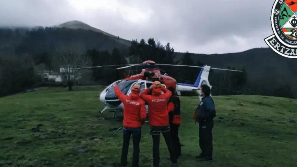 Miembros del equipo de vigilancia de la Ertzaintza, en el monte Ernio (Guipúzcoa).