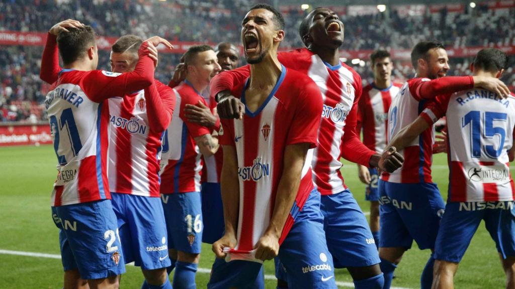 Blackman celebra con sus compañeros el segundo gol del Sporting ante el Valencia en la ida de octavos de la Copa del Rey