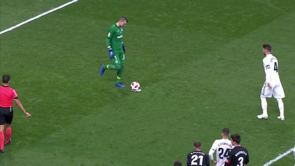 Ivan Cuellar intenta molestar a Sergio Ramos antes de lanzar el penalti