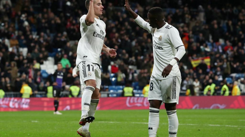 Lucas Vázquez celebra con Vinicius su gol ante el Leganés