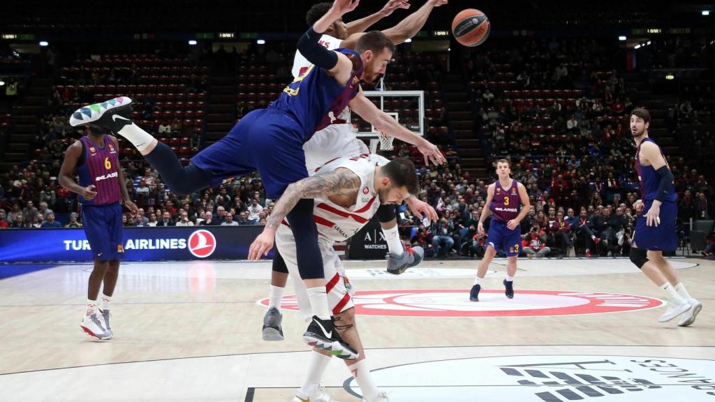 Victor Claver en acción ante Jeff Brooks (i) del Milán