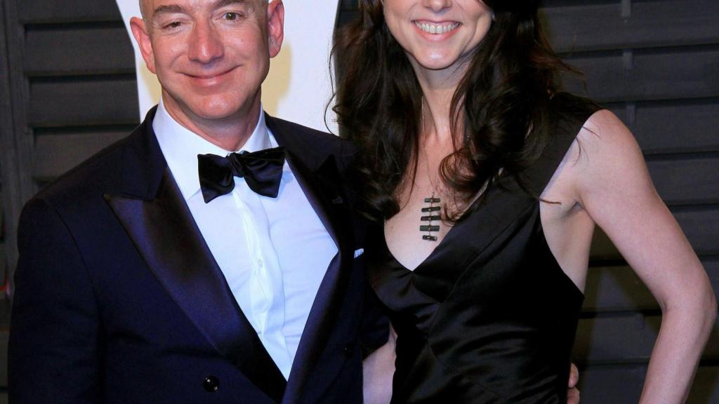 Jeff Bezos y MacKenzie en una imagen del día.