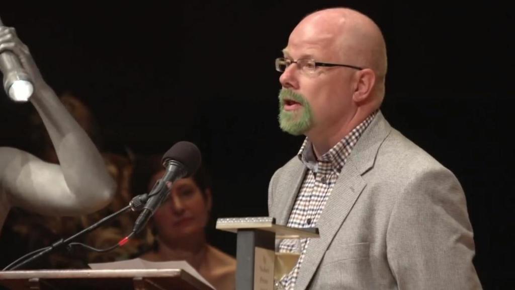 Pettersson acepta graciosamente su Ig Nobel de Química.