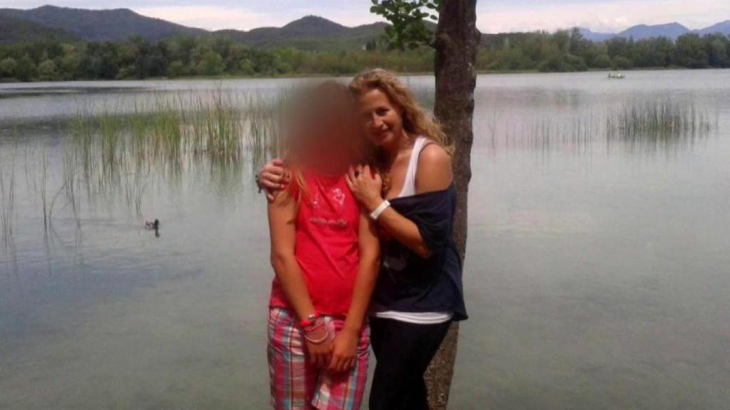 La madre asesinada junto a su hija de 17 años, detenida como presunta autora del apuñalamiento.
