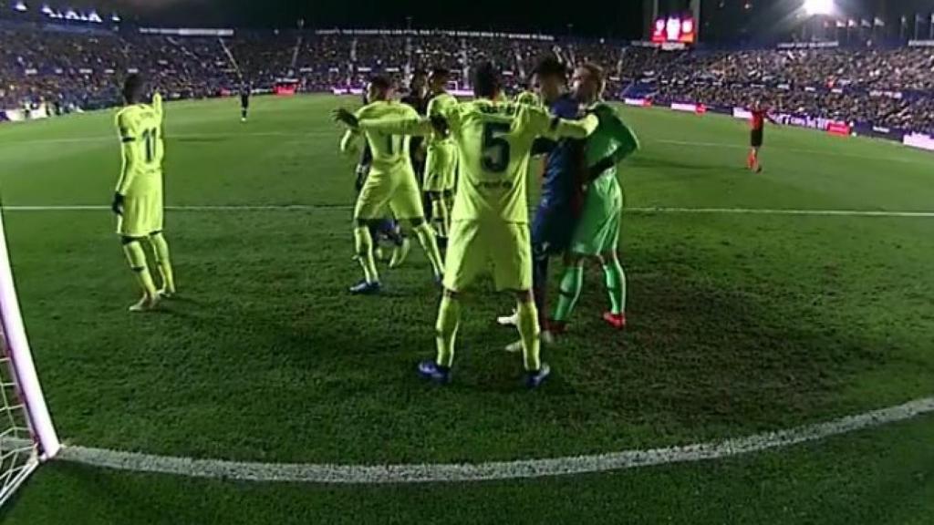 Trifulca en el área durante el Levante-Barça. Foto Twitter: (@elchiringuitotv)