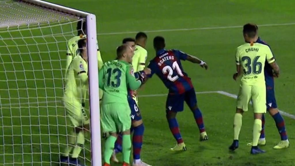 Trifulca en el área durante el Levante-Barça. Foto Twitter: (@elchiringuitotv)