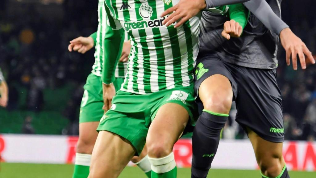 Marc Bartra protege un balón ante la Real Sociedad