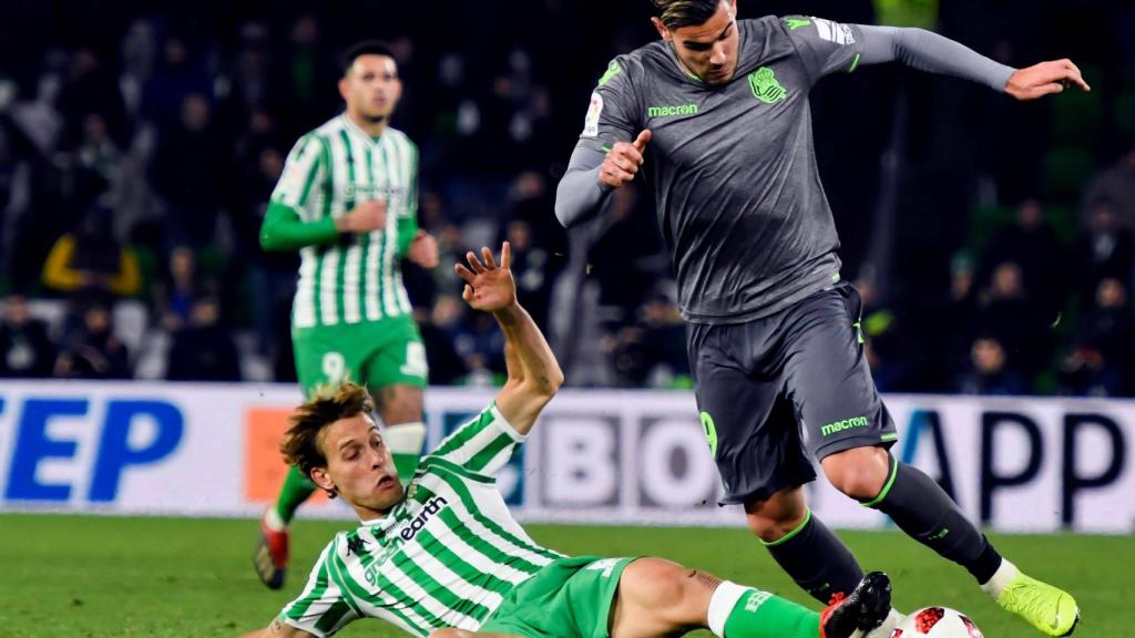 Canales lucha un balón ante la Real Sociedad