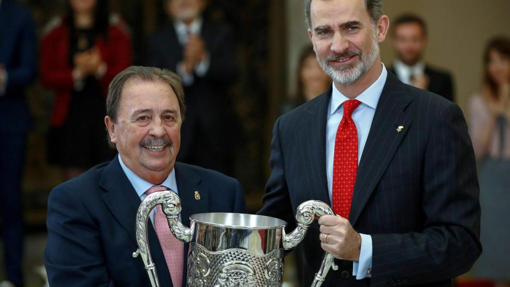 Juan de Dios Román, exseleccionador de balonmano, junto a Felipe VI