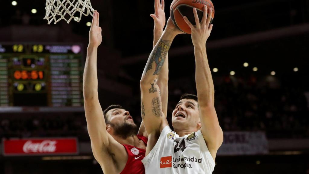 Gabriel Deck lanza ante la oposición de la defensa rival