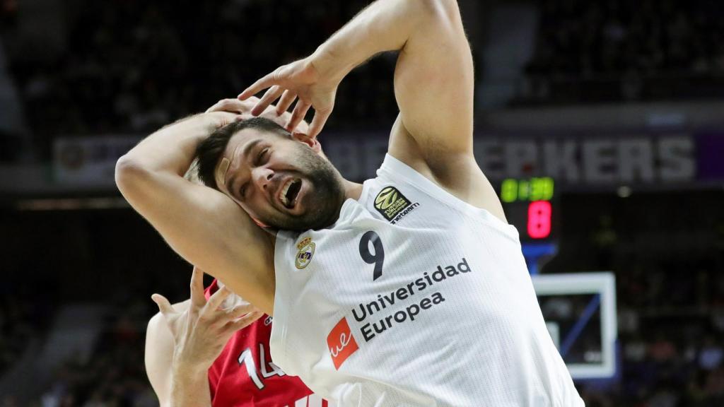 Felipe Reyes recibe falta en el aro rival