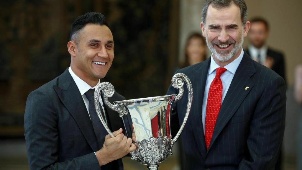 Keylor Navas recibe su premio de manos de Felipe VI