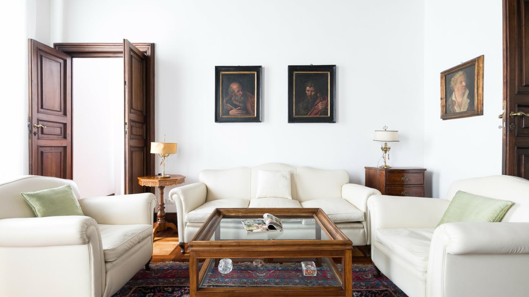 Fotografía de uno de los amplios salones de la estancia.