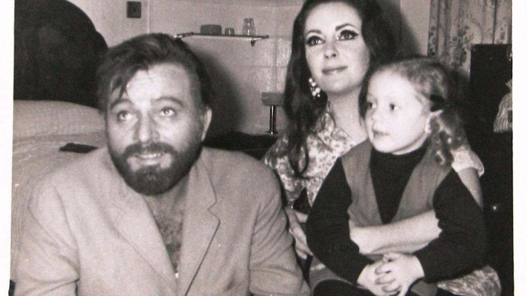 Arianne Sved junto a los actores Liz Taylor y Richard Burton. La niña consiguió hacerse esa foto porque los intérpretes se hospedaron en el hotel en el que trabajaba su padre.