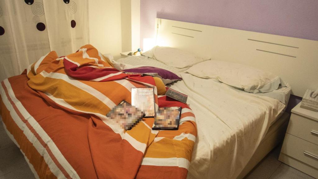 Los dueños de la casa esperan en el salón a que los clientes se 'diviertan' durante una hora.