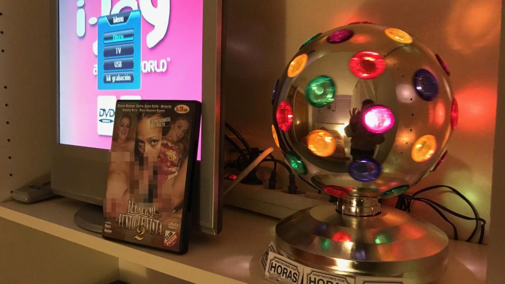 Luces de colores, películas porno y un cartel que pone 'Love' adorna una de las habitaciones.