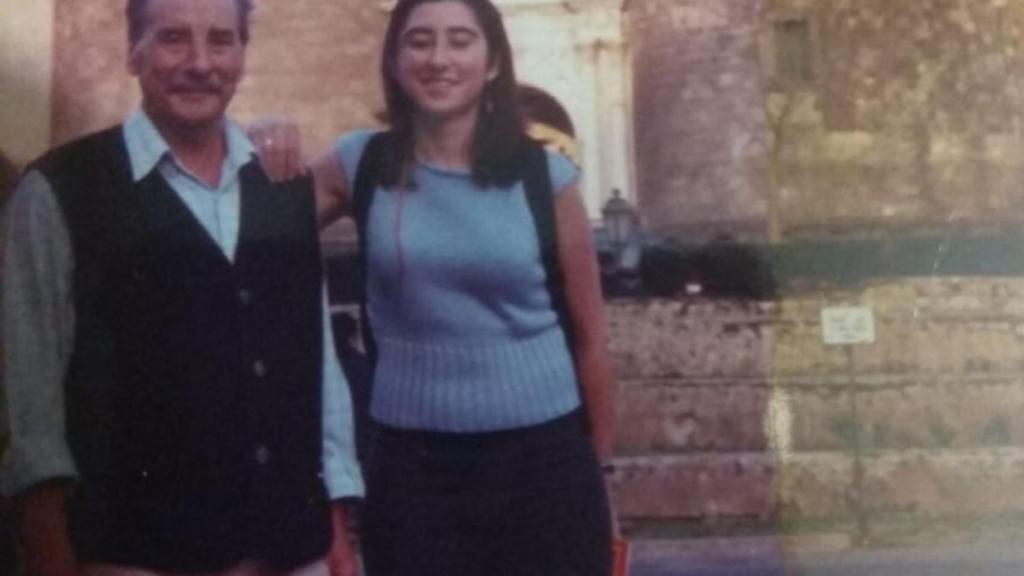 Paloma junto su padre, en otra imagen.