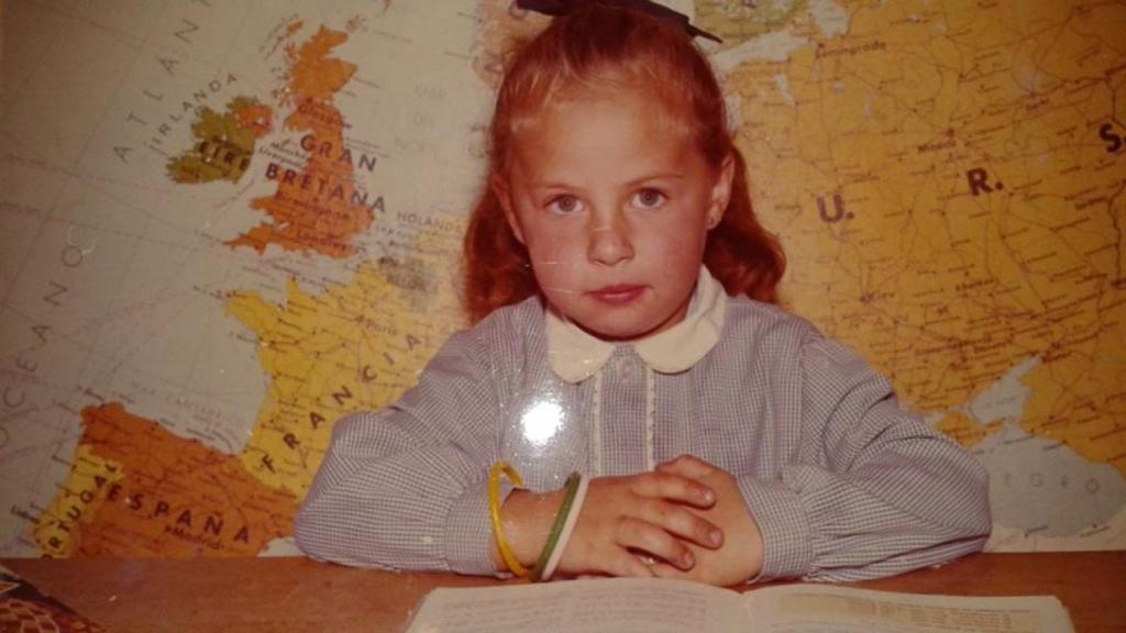 Una fotografía antigua de Carme cuando era niña.