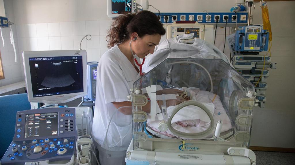 La neonatóloga Laura Serrano atendiendo a uno de los gemelos de Aïssata Condé.