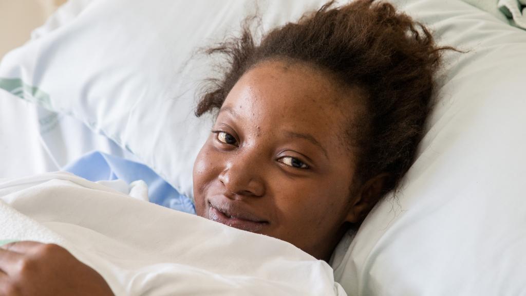 Aissata Kondé, de 23 años y natural de Conakri (Guinea), tras dar a luz a sus hijos.