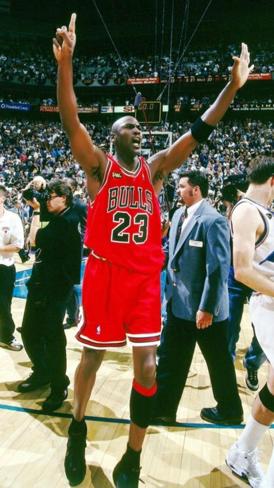 Michael Jordan, tras ganar su sexto anillo. Foto: Twitter (@RaulGomez82)
