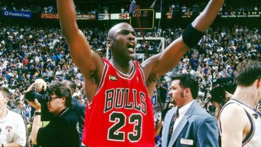 Michael Jordan, tras ganar su sexto anillo. Foto: Twitter (@RaulGomez82)