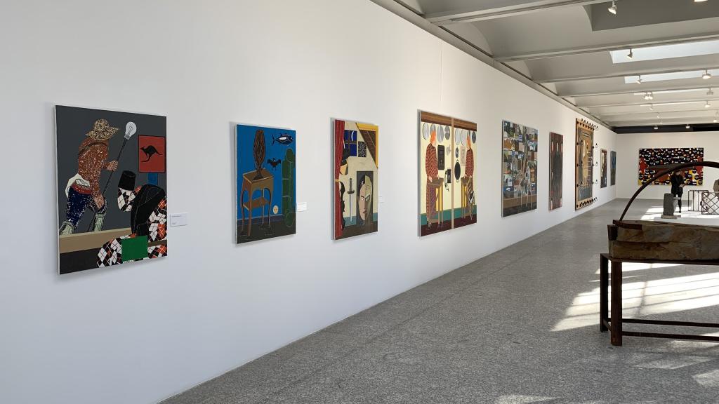 Vista de uno de los pasillos de la exposición homenaje a Eduardo Arroyo en el Jardín Botánico.