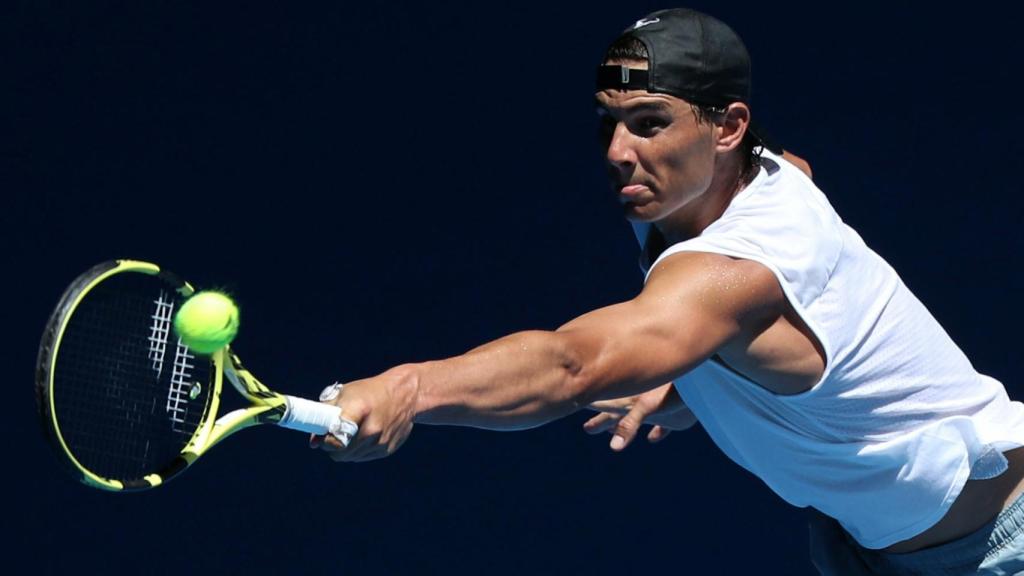 Nadal, devolviendo un resto en un entrenamiento en Melbourne.