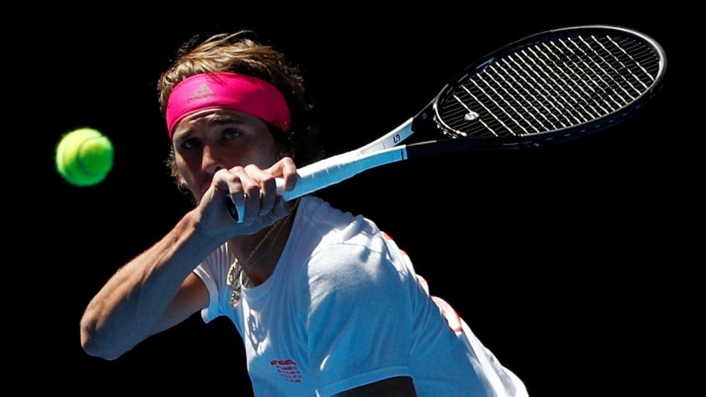 Zverev, golpeando una derecha en un entrenamiento en el Abierto de Australia.