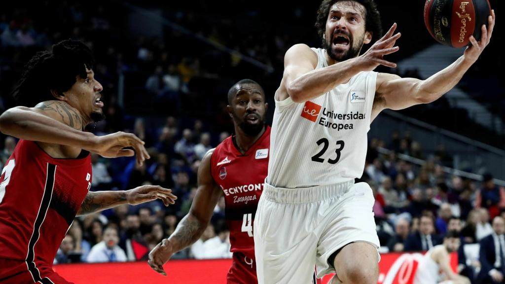 Sergio Llull se levanta para lanzar ante el Zaragoza