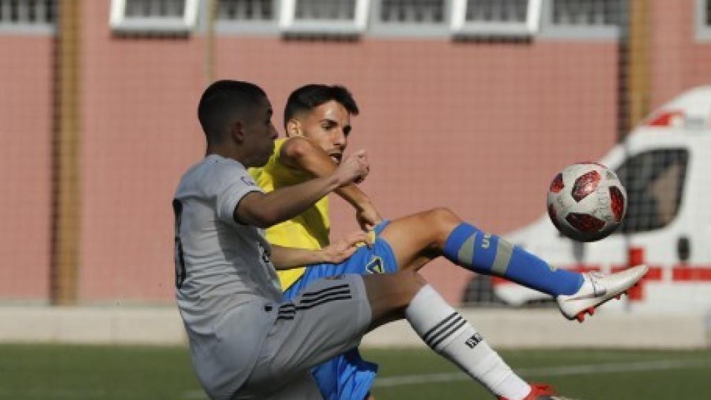 Fidalgo controla un balón ante Las Palmas Atlético. Foto: udlaspalmas.es